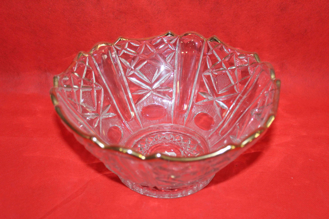 Centro de mesa de cristal elegante de alta calidad con bordes dorados y diseño tallado, ideal para decoración sofisticada en el hogar.