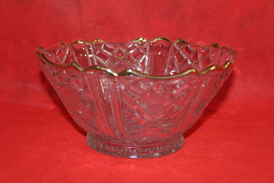 Centro de mesa de cristal elegante de alta calidad con bordes dorados y diseño tallado, ideal para decoración sofisticada en el hogar.