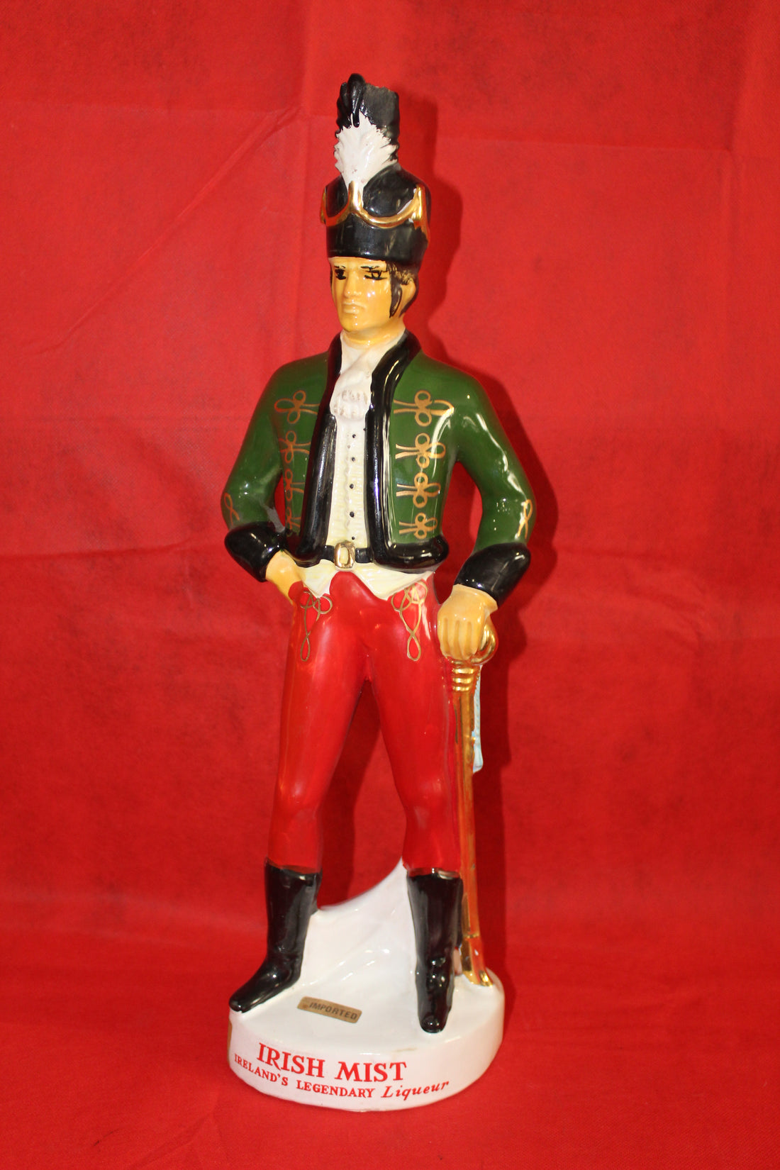 Figura de porcelana de Iris Mist con diseño de soldado de caballería, pintada a mano en colores vivos, ideal para decoración o colección.