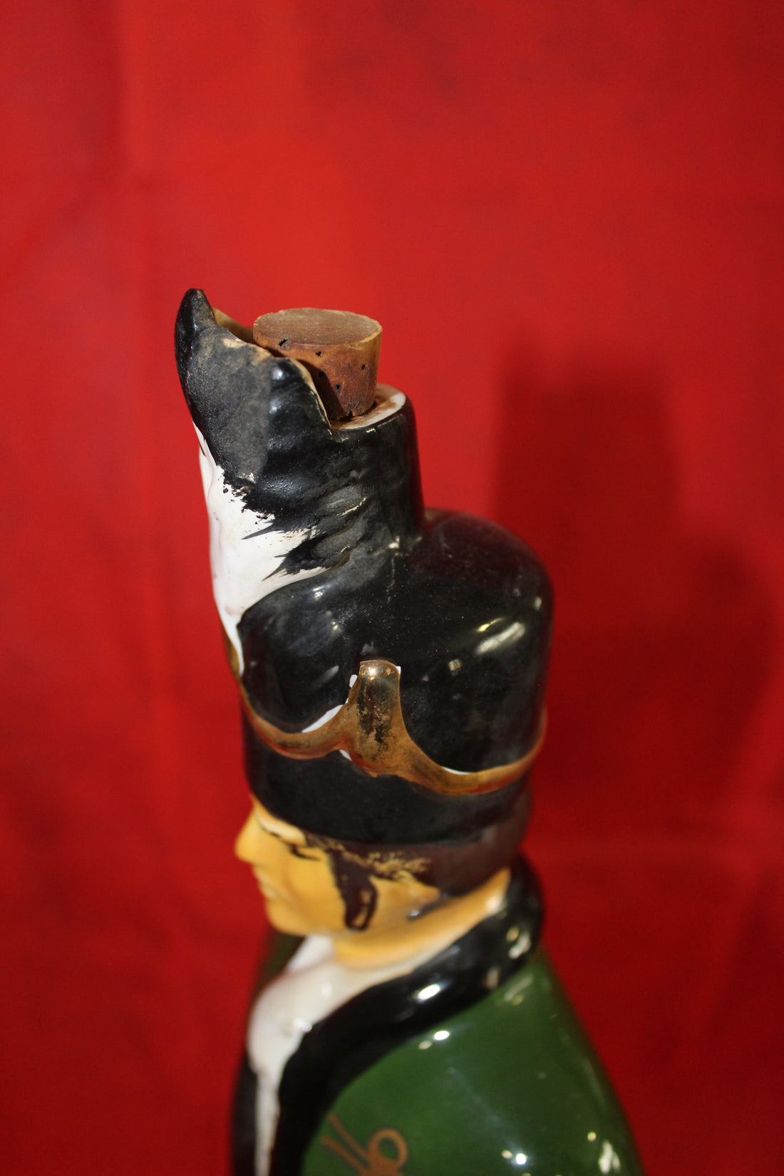 Figura de porcelana de Iris Mist con diseño de soldado de caballería, pintada a mano en colores vivos, ideal para decoración o colección.