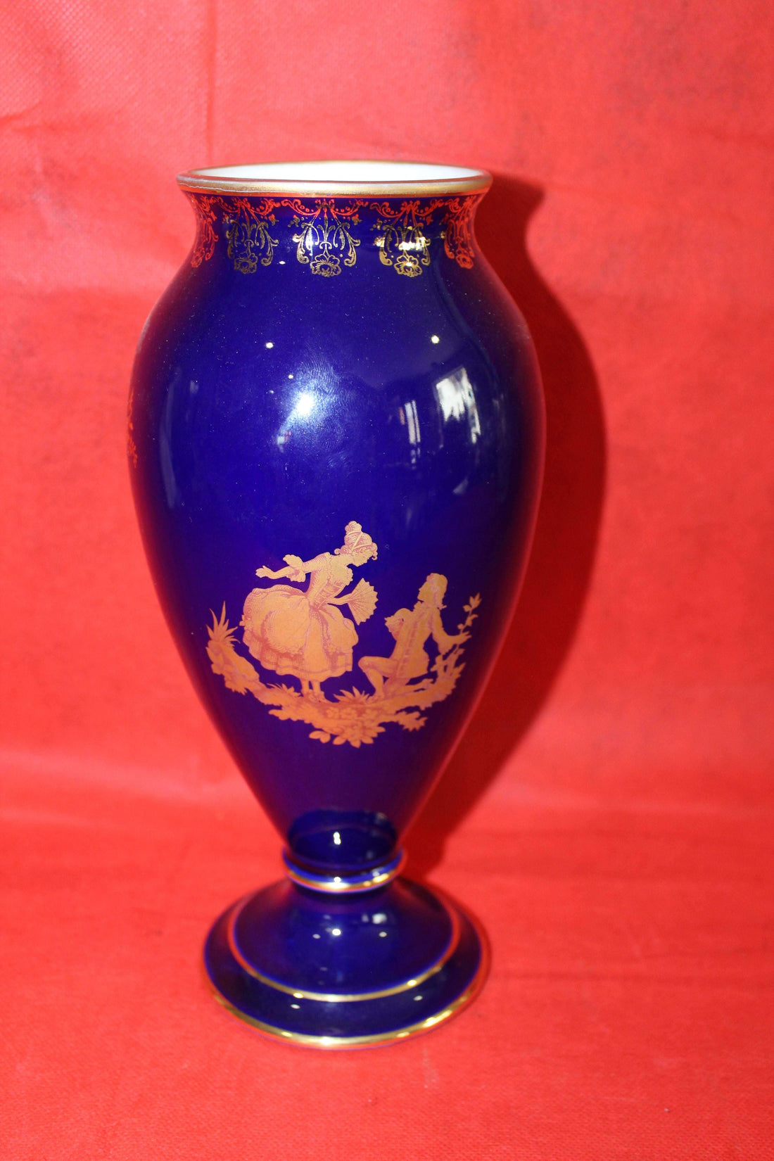 Jarrón de porcelana Limoges, auténtico y elegante, en azul cobalto con detalles dorados y escena romántica, ideal para decoración clásica.