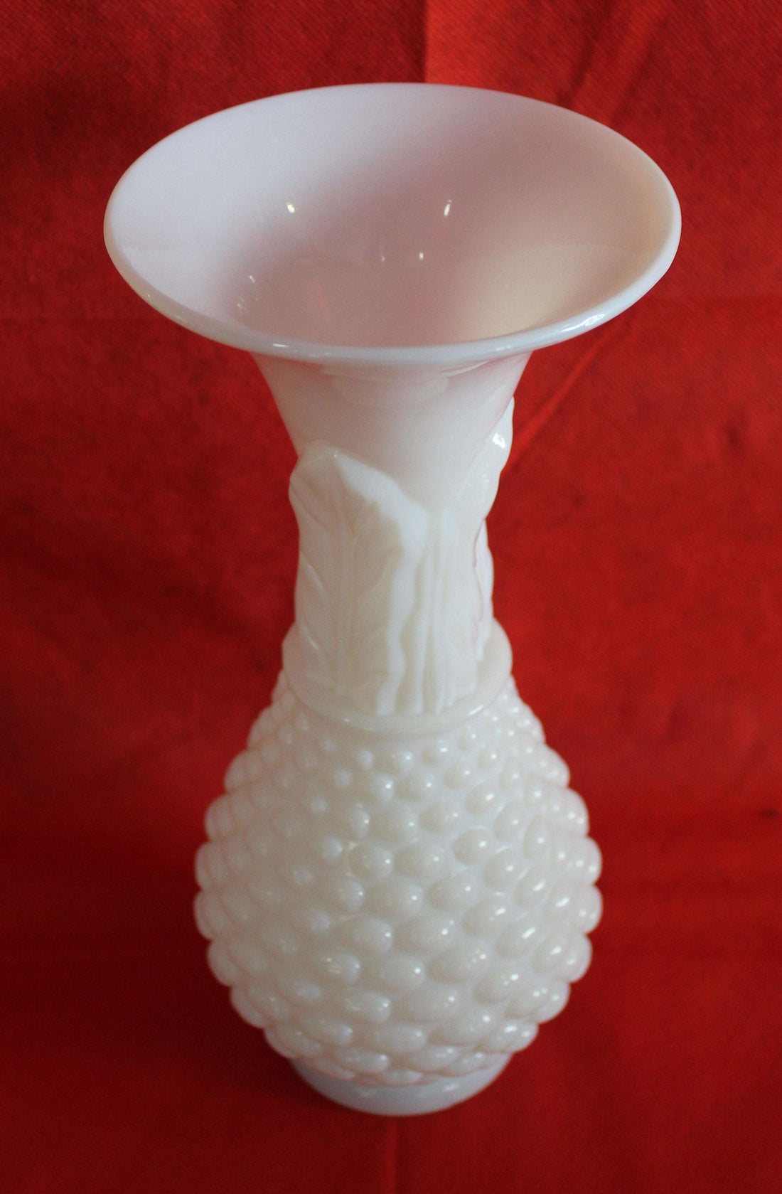 Jarrón de opalina blanco, delicado y elegante, con textura de piña y acabado brillante. Ideal para decoración refinada en interiores.