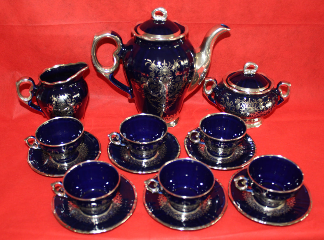 Juego de Café Azul Cobalto con Hilo de Plata - Elegancia Clásica compuesto por tetera, cremera, azucarera y seis tazas con platos. Ideal para decoración elegante en Home & Garden > Decor.