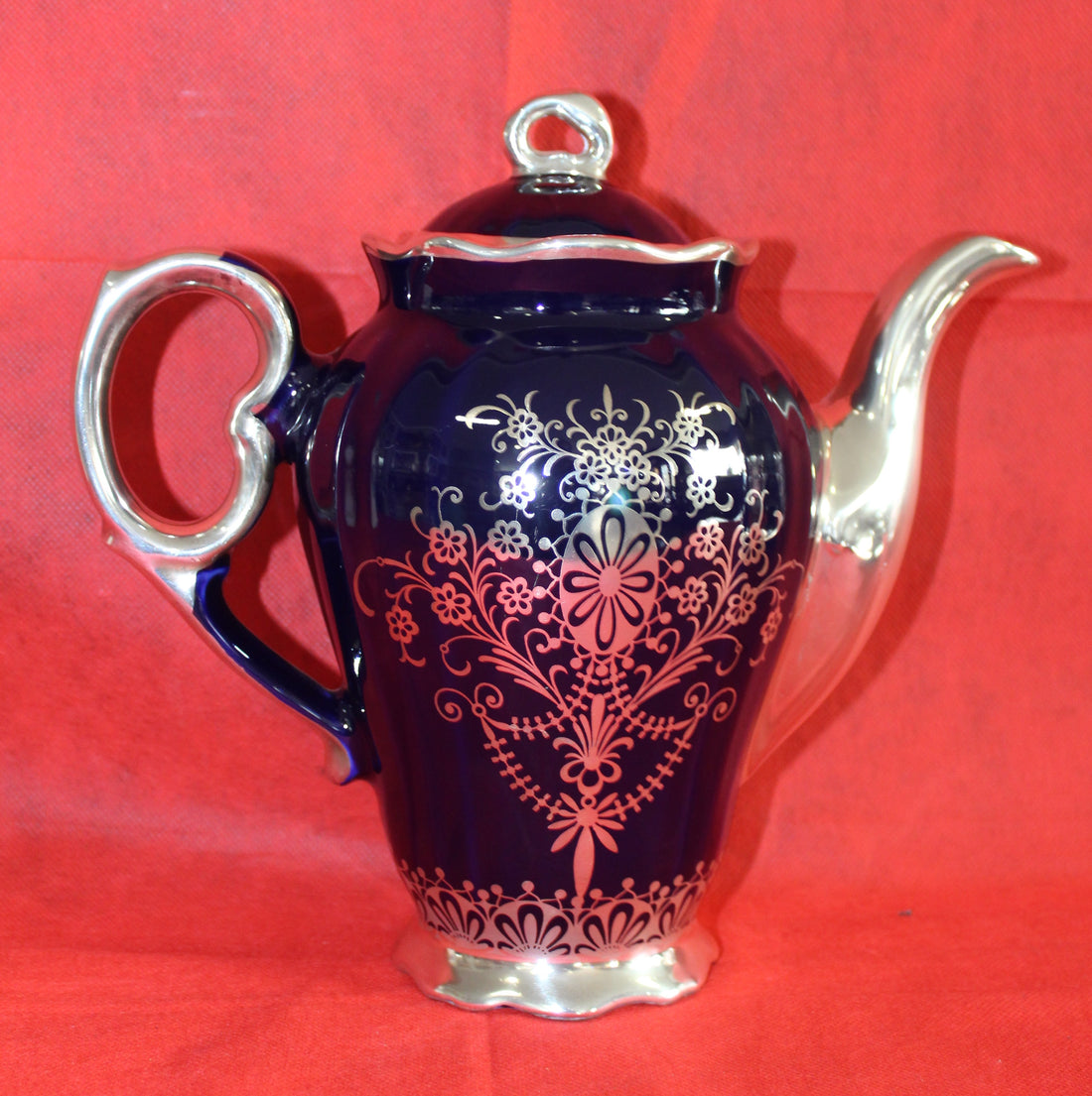 Juego de Café Azul Cobalto con Hilo de Plata - Elegancia Clásica compuesto por tetera, cremera, azucarera y seis tazas con platos. Ideal para decoración elegante en Home & Garden > Decor.