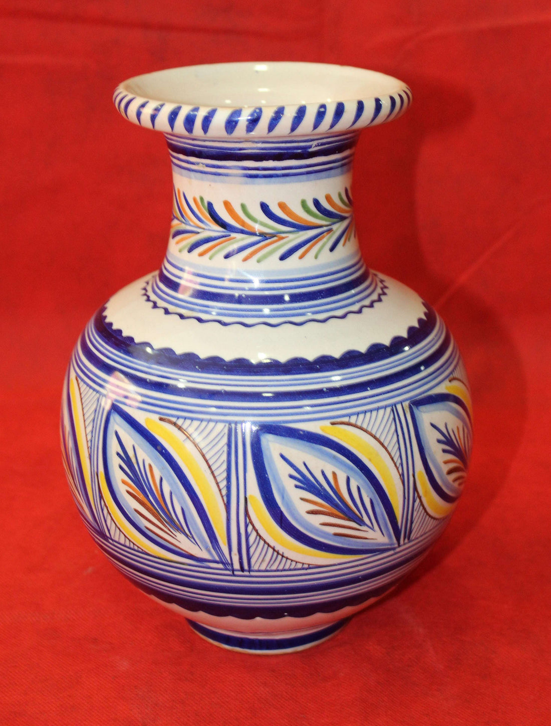 Jarrón de cerámica pintado a mano con diseño artesanal en azul, amarillo y naranja. Arte decorativo de calidad excepcional para el hogar.