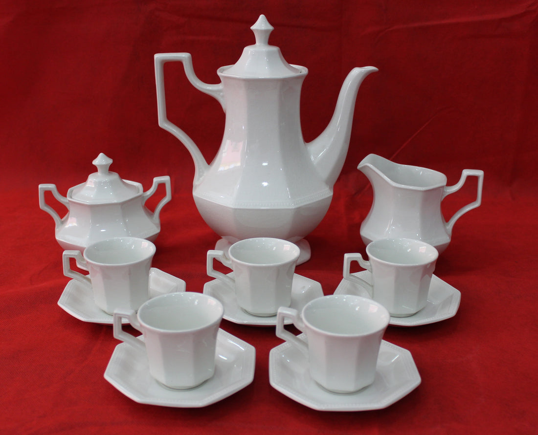 Juego de café 5 servicios | Calidad y estilo clásico en porcelana blanca con diseño geométrico. Ideal para decoración elegante en el hogar.