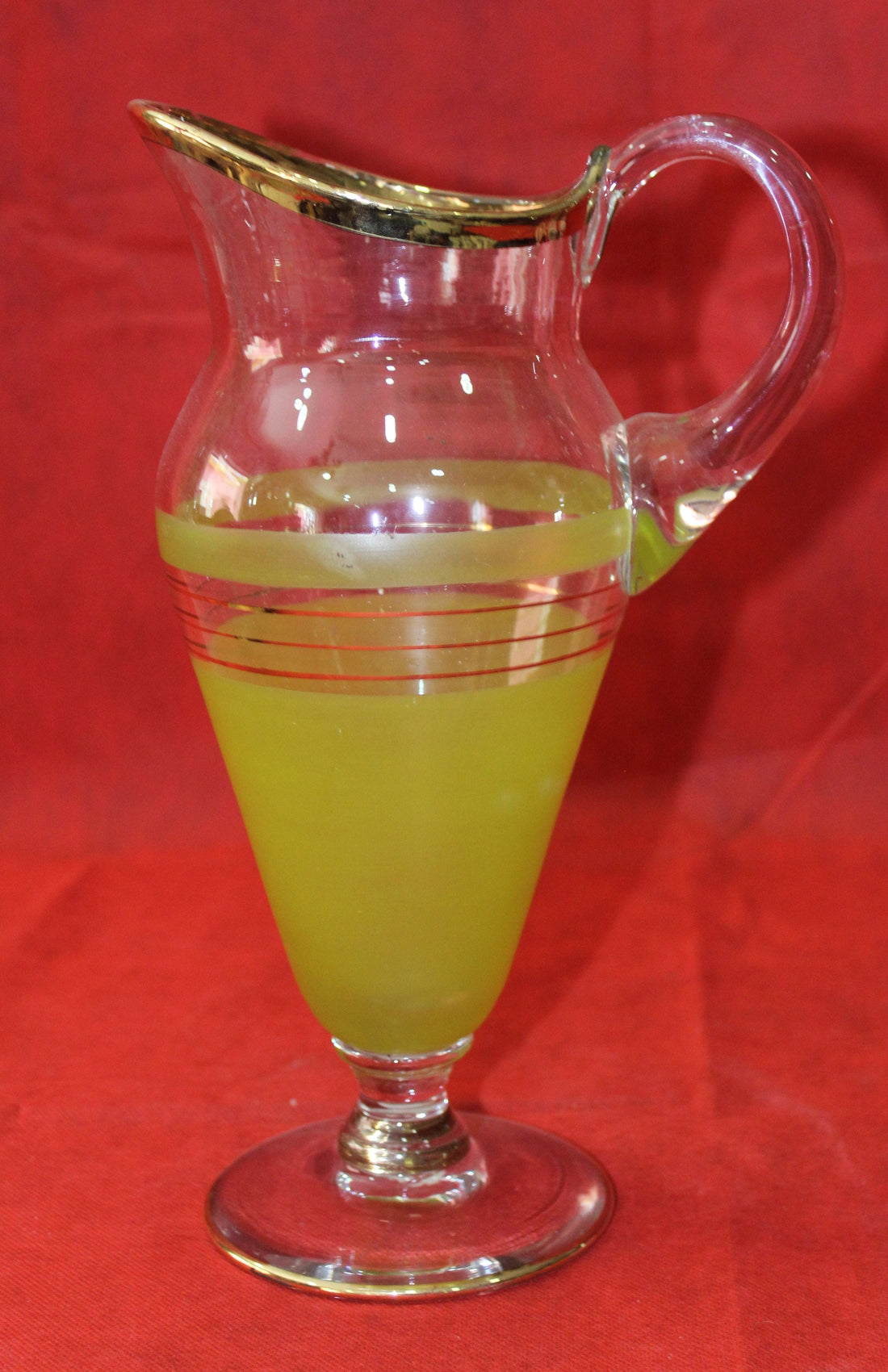 Jarra antigua de cristal amarillo decorada con líneas doradas y borde superior dorado. Ideal para decoración vintage de alta calidad.