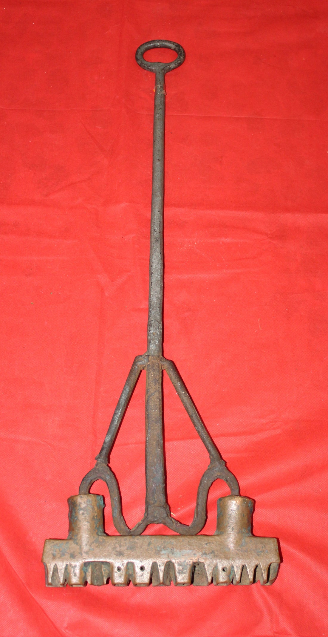 Hierro de marca J.Holgado y Cia para botas de vino, pieza antigua de forja artesanal en hierro oxidado. Ideal para decoración rústica o coleccionismo.