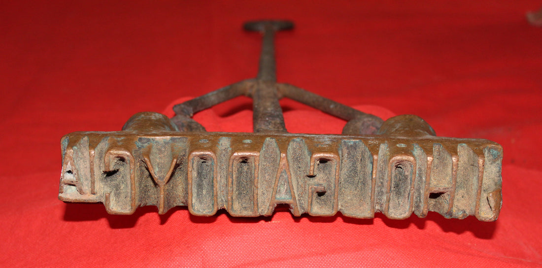 Hierro de marca J.Holgado y Cia para botas de vino, pieza antigua de forja artesanal en hierro oxidado. Ideal para decoración rústica o coleccionismo.