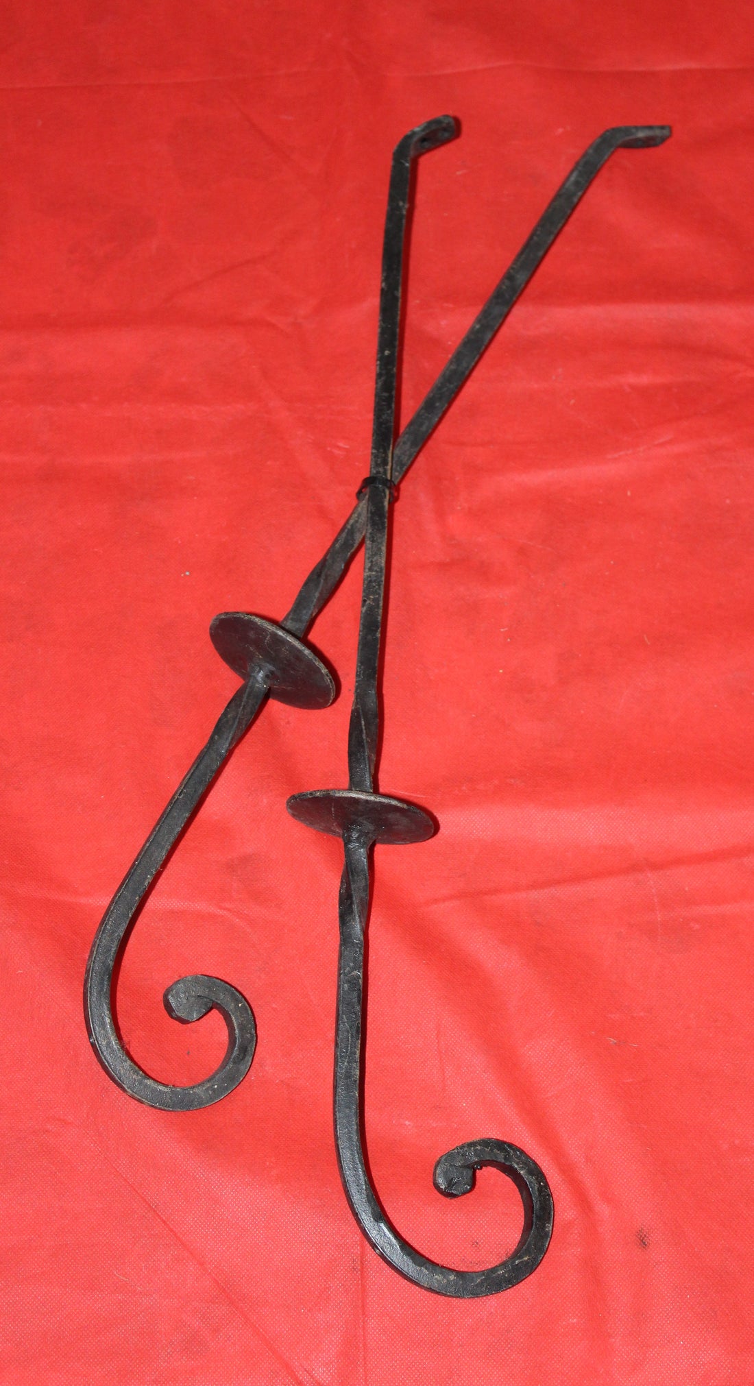 Hierros para Mesa de San Antonio de Alta Calidad con diseño rústico en espiral, ideales para decoración clásica en hogar o jardín.