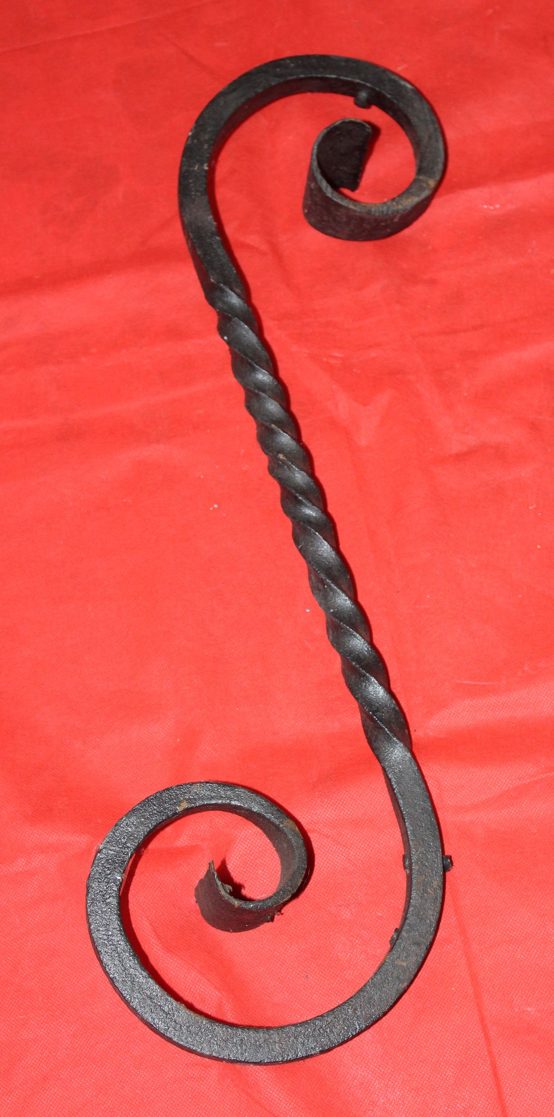 Hierro de soporte en forma de escuadra con diseño rústico en espiral, excelente calidad para decoración de puertas antiguas.