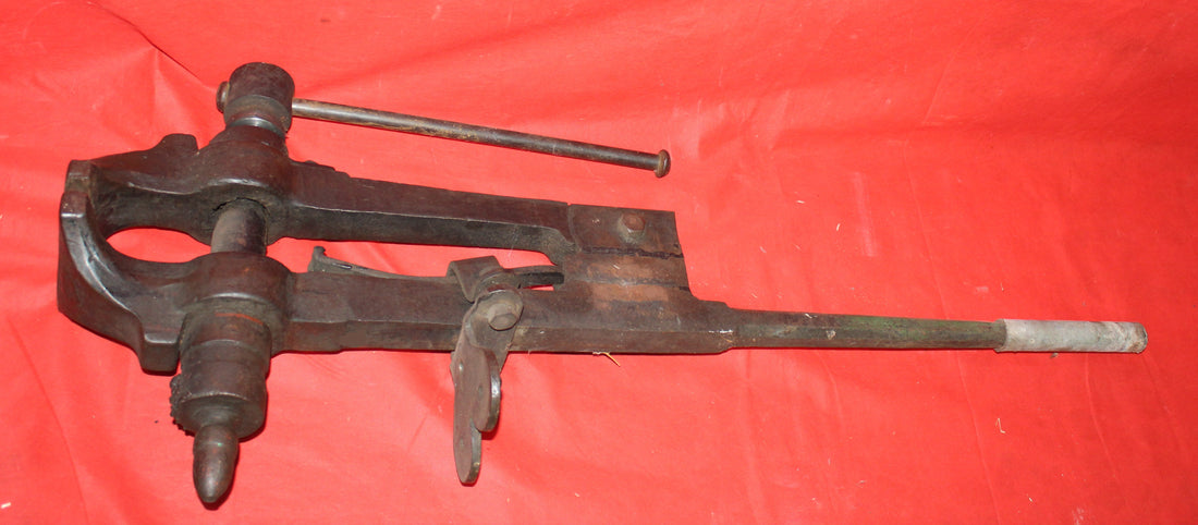 Tornillo de herrero en acero de fundición para fragua o taller, pieza antigua ideal para decoración rústica en espacios de trabajo o jardín.