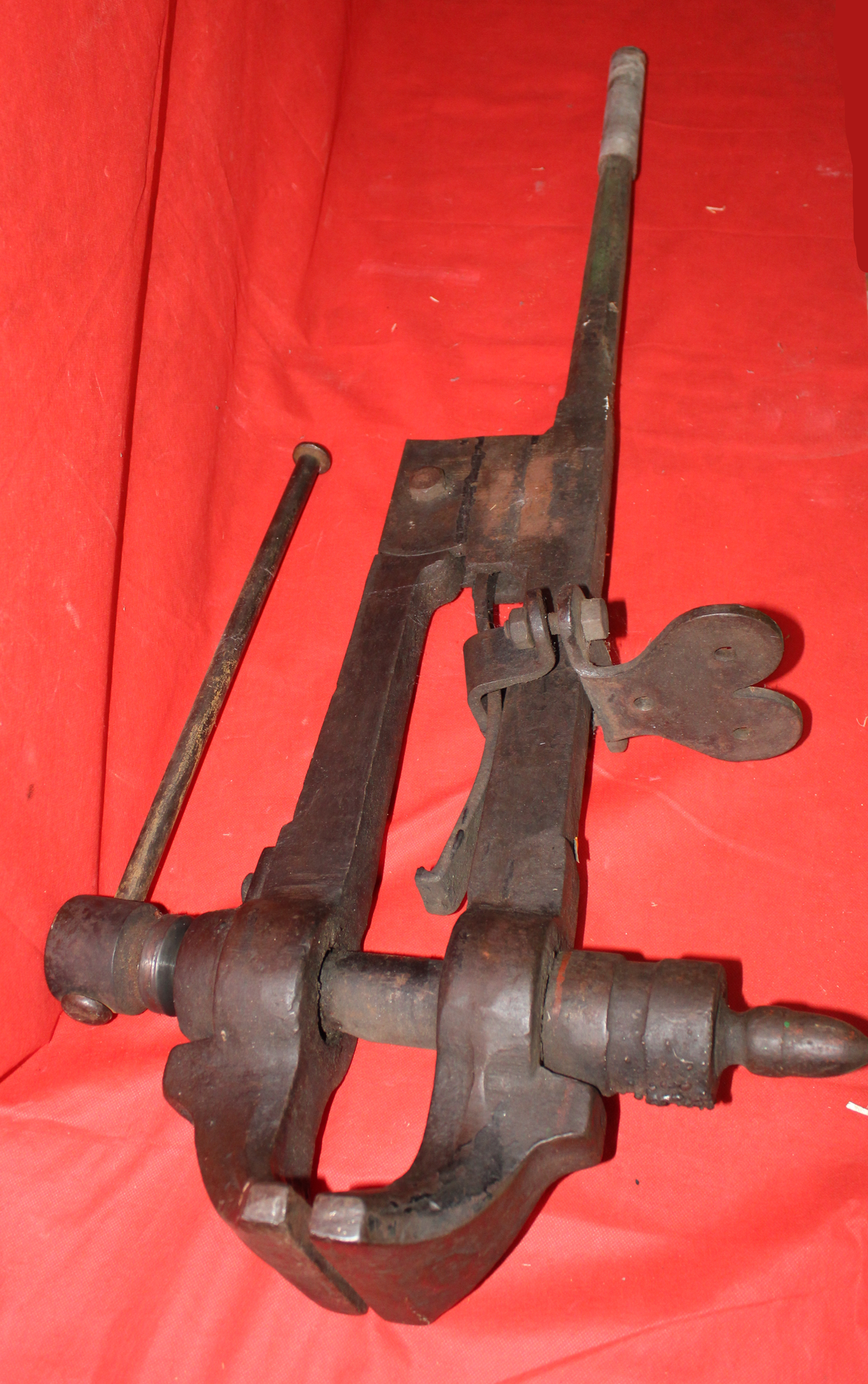 Tornillo de herrero en acero de fundición para fragua o taller, pieza antigua ideal para decoración rústica en espacios de trabajo o jardín.