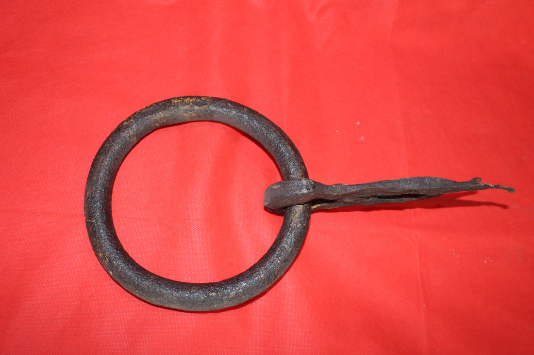 Argolla de pared de 18 cm en metal resistente con diseño rústico, ideal para decoración y usos funcionales en interiores o exteriores.