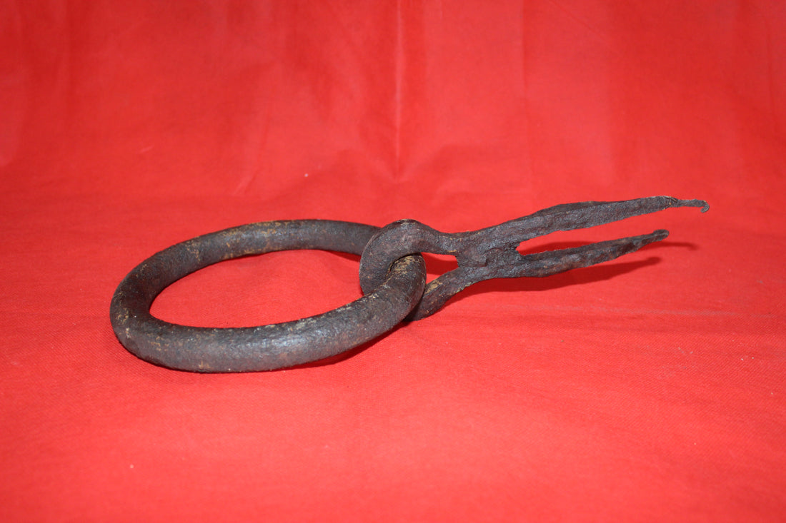 Argolla de pared de 18 cm en metal resistente con diseño rústico, ideal para decoración y usos funcionales en interiores o exteriores.