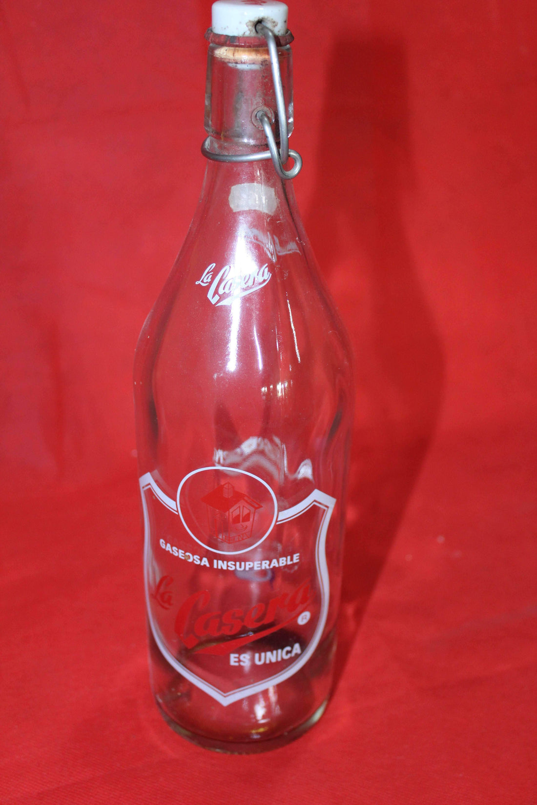 Botella antigua de cristal La Casera de 31,5 cm con cierre metálico, ideal para decoración vintage en hogar o colección de antigüedades.