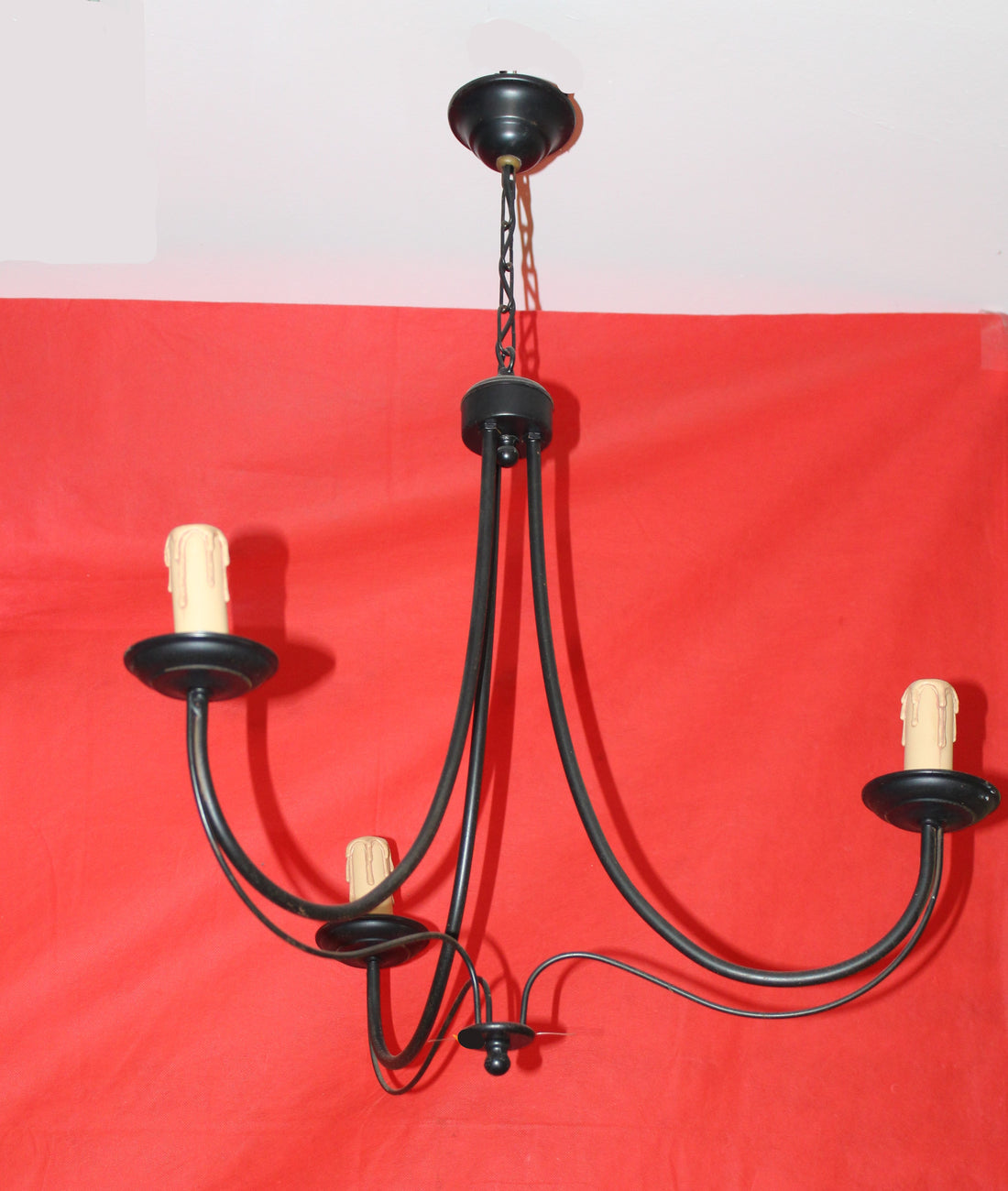 Lámpara de hierro de tres velas, estilo rústico - ideal para decorar salones vintage o casas rurales. Diseño colgante con acabado antiguo elegante.