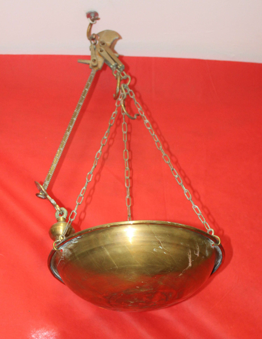 Romana de metal con plato colgante de bronce, ideal para decoración vintage en hogar o jardín. Artículo en excelentes condiciones.