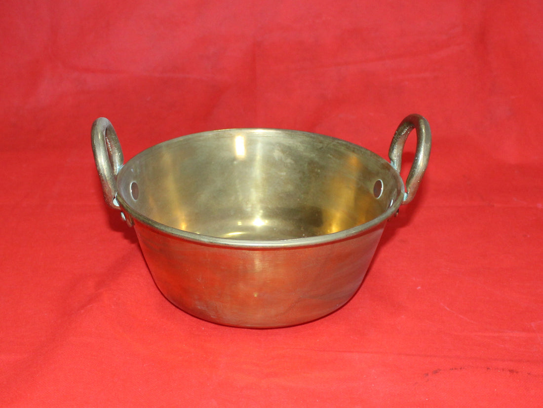 Caldero de metal antiguo con asas de hierro, acabado pulido, ideal para decoración rústica en hogar o jardín. Medidas 38x15 cm, alta calidad.