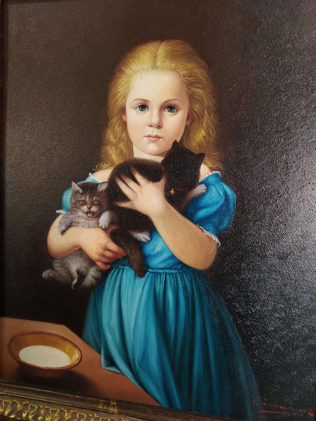 Oleo Niña con Gato - Gatos al Oleo | Arte Decorativo. Pintura al óleo de niña rubia con vestido azul sosteniendo dos gatos, enmarcada en marco dorado clásico.