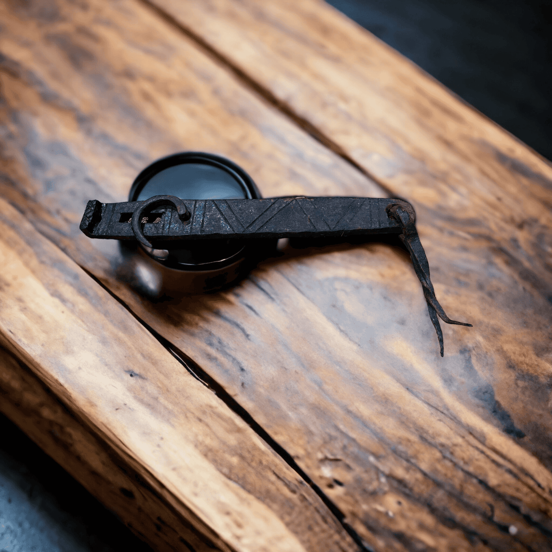 ¿Buscas añadir un toque rústico y auténtico a tu hogar? Descubre nuestro impresionante aldabón de cierre de puerta antigua, fabricado artesanalmente en una fragua tradicional. Este aldabón único está decorado con delicados dibujos lineales, reflejando una meticulosa atención al detalle y una artesanía superior que solo se encuentra en piezas antiguas de alta calidad.