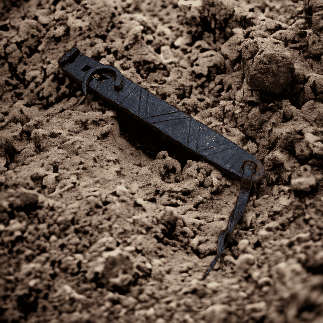 ¿Buscas añadir un toque rústico y auténtico a tu hogar? Descubre nuestro impresionante aldabón de cierre de puerta antigua, fabricado artesanalmente en una fragua tradicional. Este aldabón único está decorado con delicados dibujos lineales, reflejando una meticulosa atención al detalle y una artesanía superior que solo se encuentra en piezas antiguas de alta calidad.