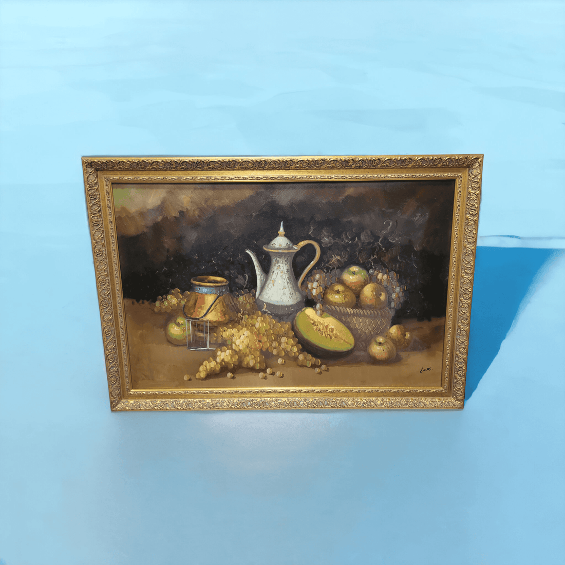 Este impresionante óleo, que representa un bodegón de frutas, es una obra de excelente calidad firmada por el artista González. 