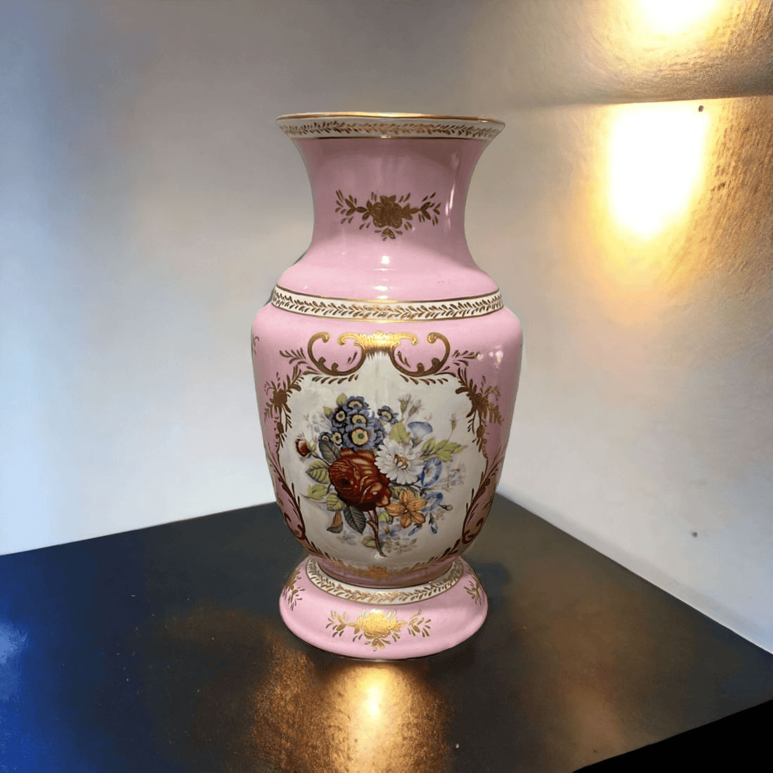 Jarrón Porcelana Francesa - Jarrón | SÈVRES, Detalles Florales en porcelana rosa con flores pintadas a mano y bordes dorados. Decoración clásica.