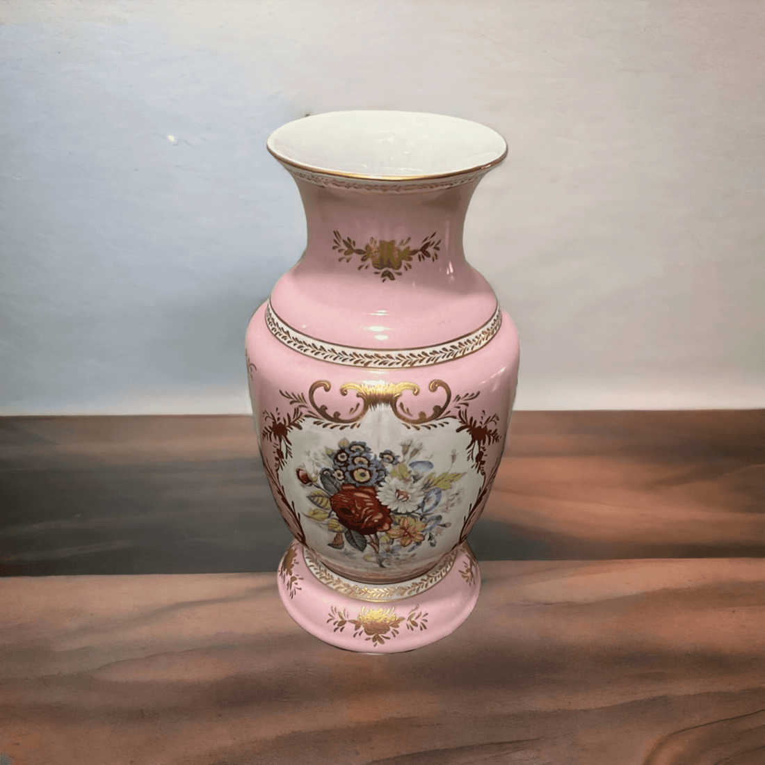 Jarrón Porcelana Francesa - Jarrón | SÈVRES, Detalles Florales en porcelana rosa con flores pintadas a mano y bordes dorados. Decoración clásica.