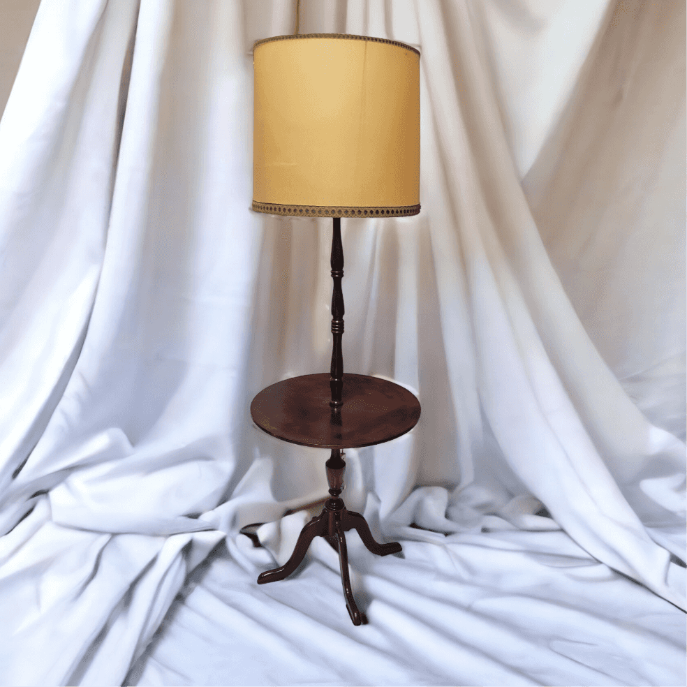 ¡Descubre la elegancia y funcionalidad de nuestra mesa auxiliar redonda con lámpara incorporada!