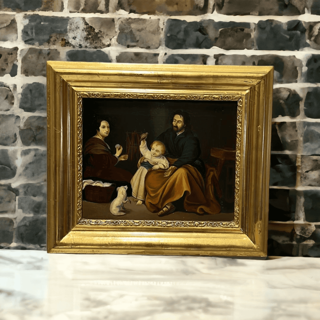 Este óleo sobre lienzo, que reproduce la icónica "Sagrada Familia del pajarito" de Bartolomé Esteban Murillo, está enmarcado en un marco dorado antiguo que realza su elegancia y valor artístico. Ideal para coleccionistas y amantes del arte sacro.