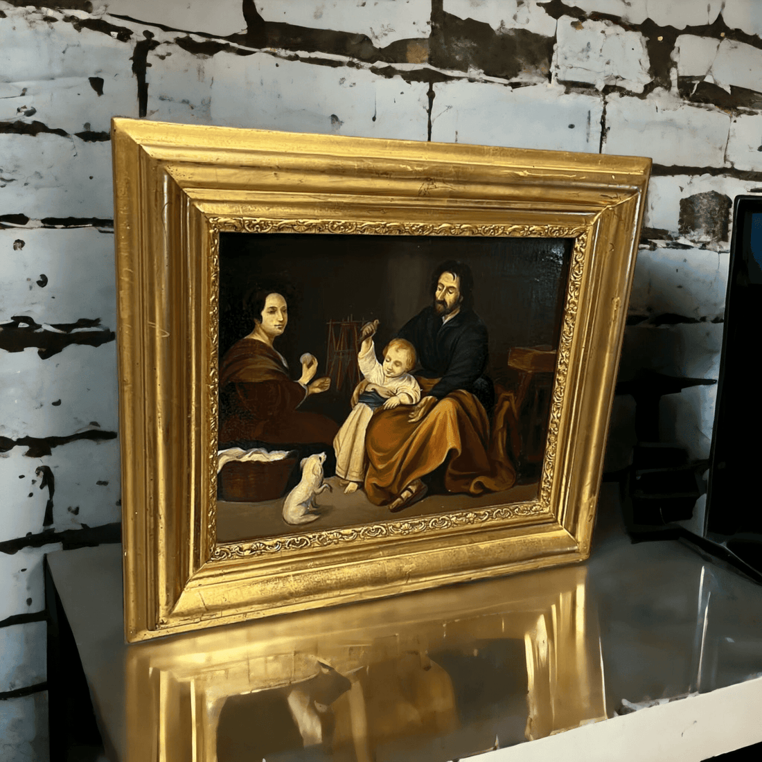 Este óleo sobre lienzo, que reproduce la icónica "Sagrada Familia del pajarito" de Bartolomé Esteban Murillo, está enmarcado en un marco dorado antiguo que realza su elegancia y valor artístico. Ideal para coleccionistas y amantes del arte sacro.