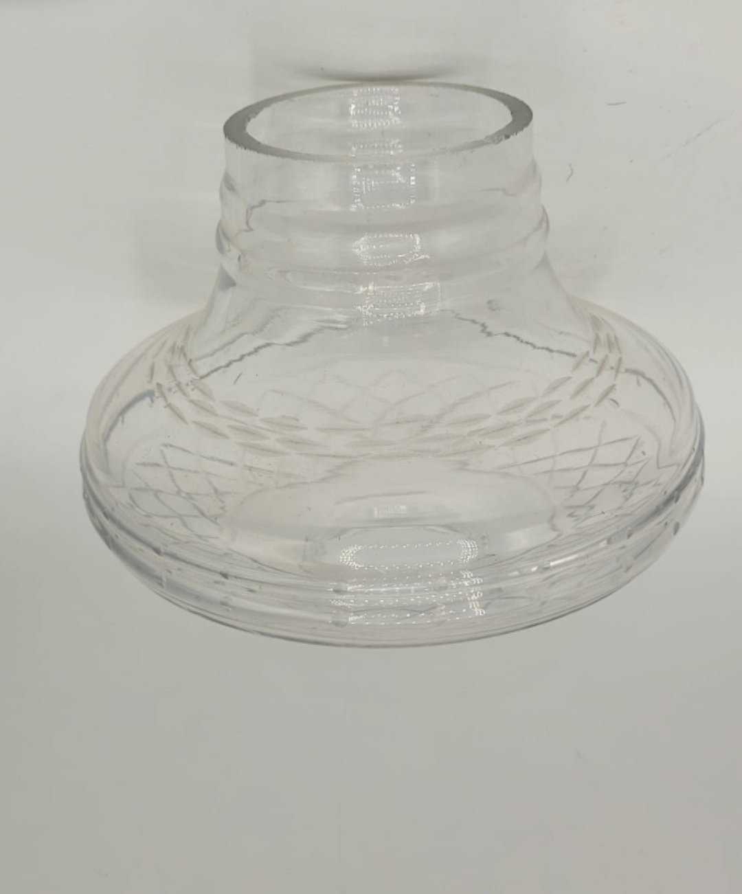 Tulipa de Cristal – Artículo de Excelente Calidad con diseño elegante y grabado clásico, ideal para lámparas vintage de decoración.