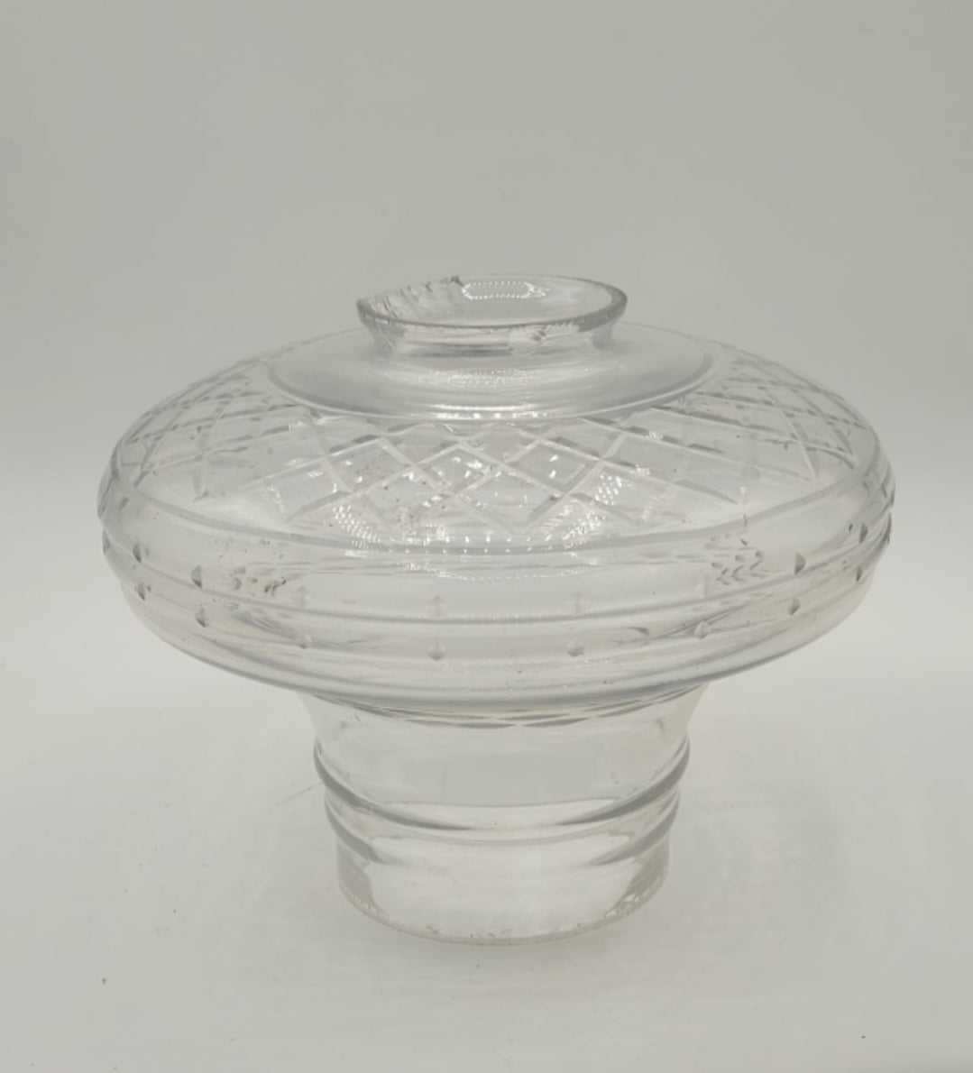 Tulipa de Cristal – Artículo de Excelente Calidad con diseño elegante y grabado clásico, ideal para lámparas vintage de decoración.