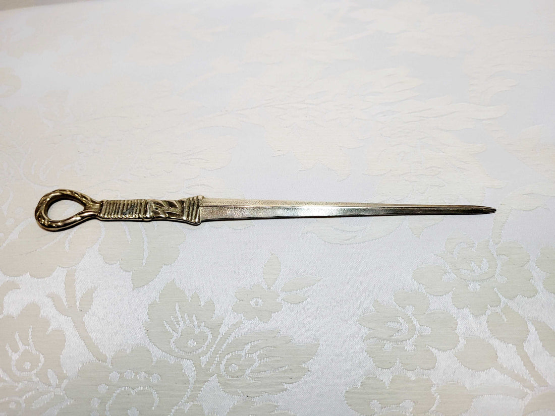 Abrecartas Náutico con Motivo de Nudo - Elegancia y Estilo en metal plateado, ideal para decoración de escritorio en estilo marinero.