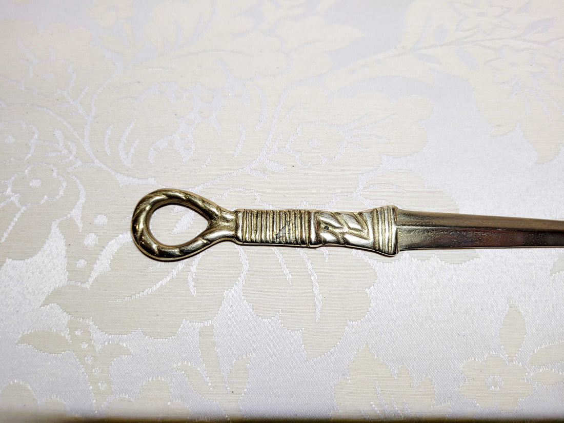 Abrecartas Náutico con Motivo de Nudo - Elegancia y Estilo en metal plateado, ideal para decoración de escritorio en estilo marinero.