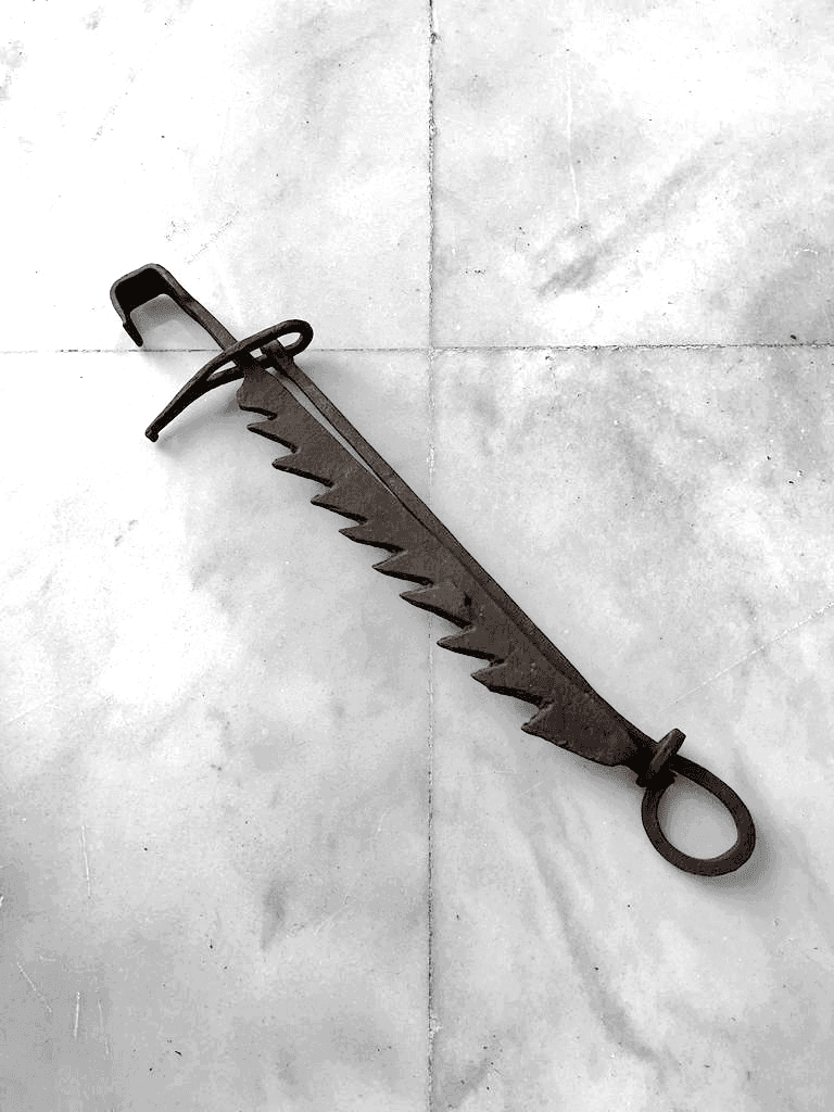 Esta antigua cremallera fabricada en fragua es una pieza única que combina historia, resistencia y funcionalidad