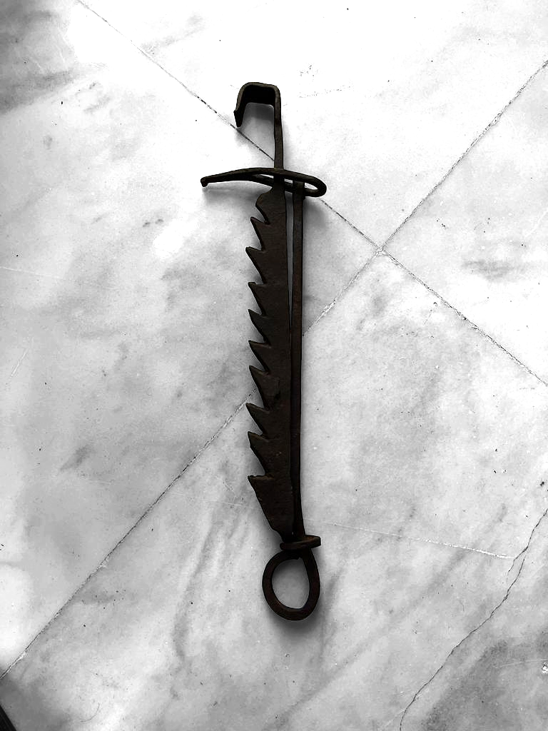 Esta antigua cremallera fabricada en fragua es una pieza única que combina historia, resistencia y funcionalidad