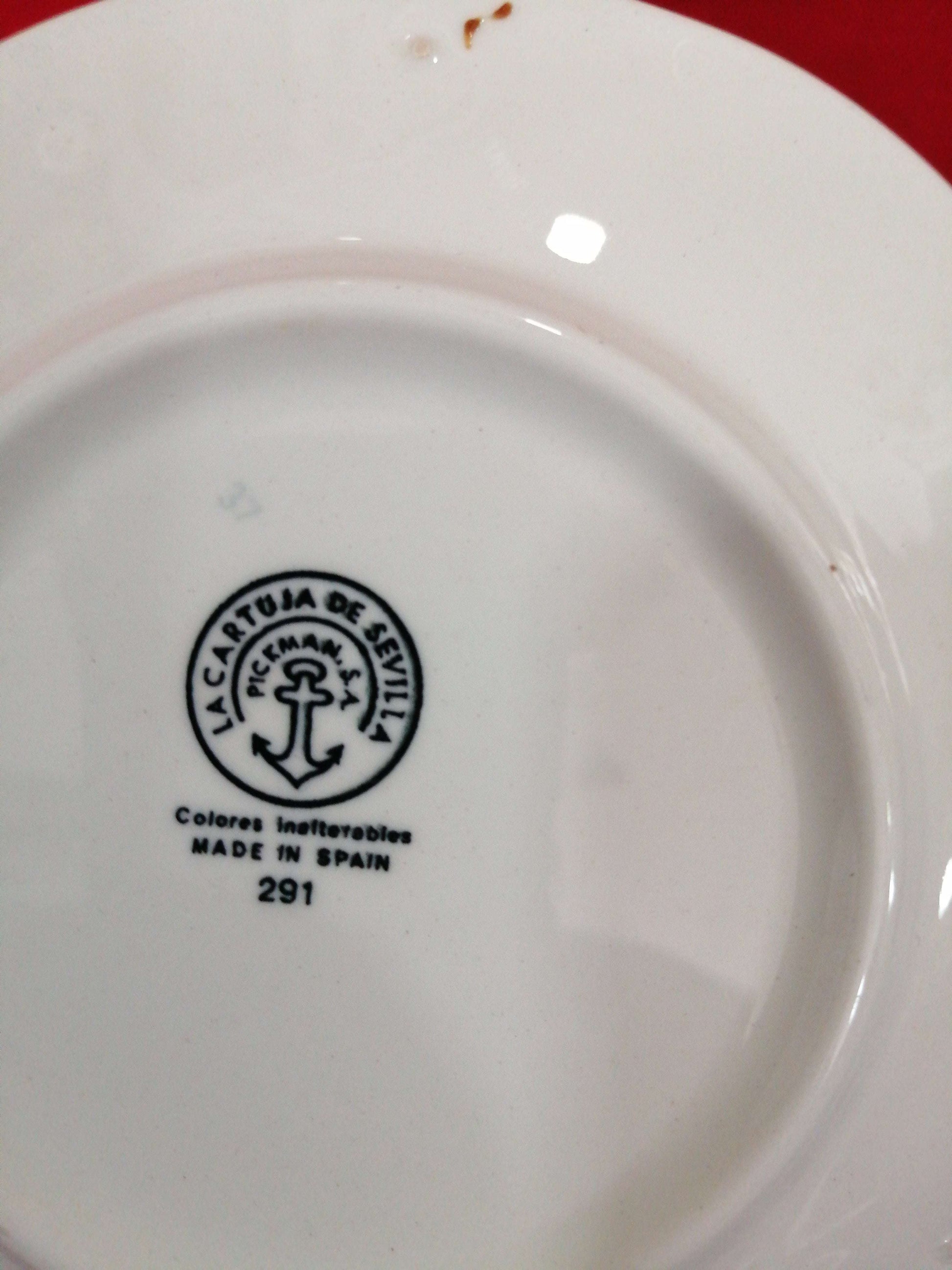 Imagen del sello de autenticidad en la parte trasera del plato.